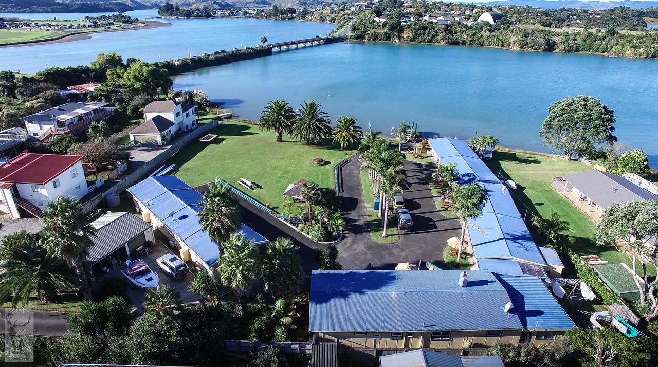 Raglan Palm Beach Motel Exterior photo
