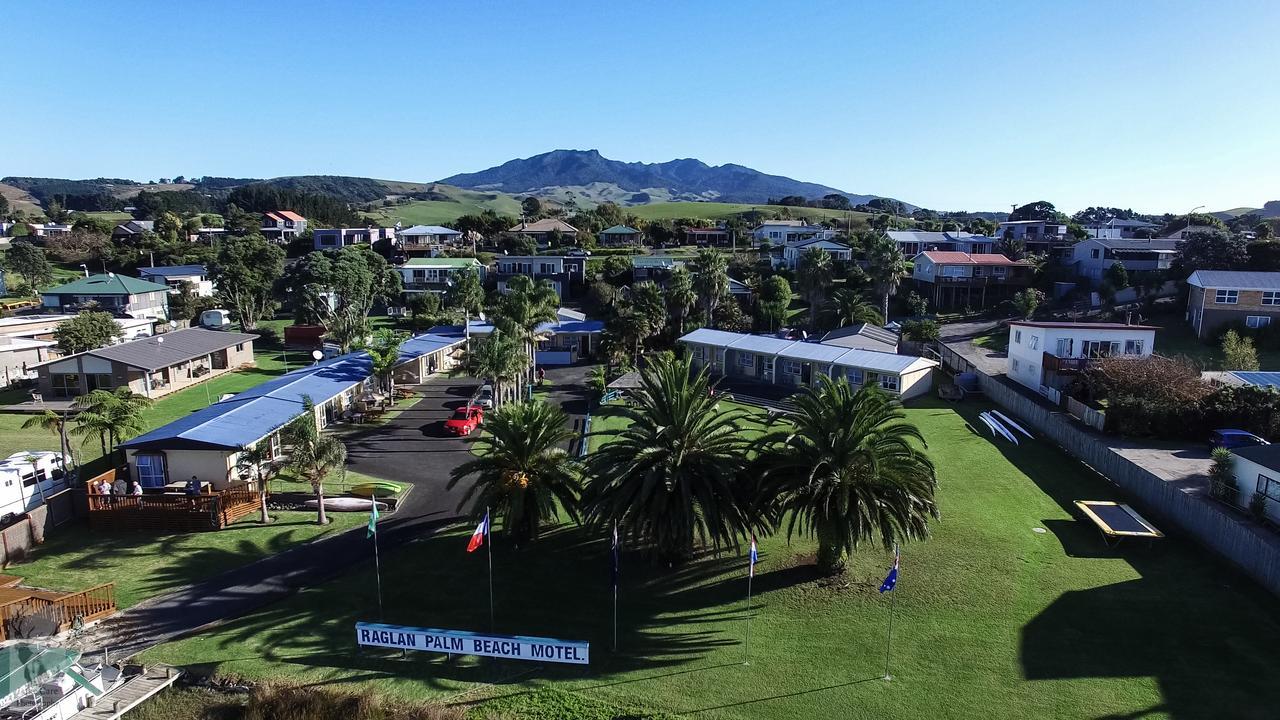 Raglan Palm Beach Motel Exterior photo