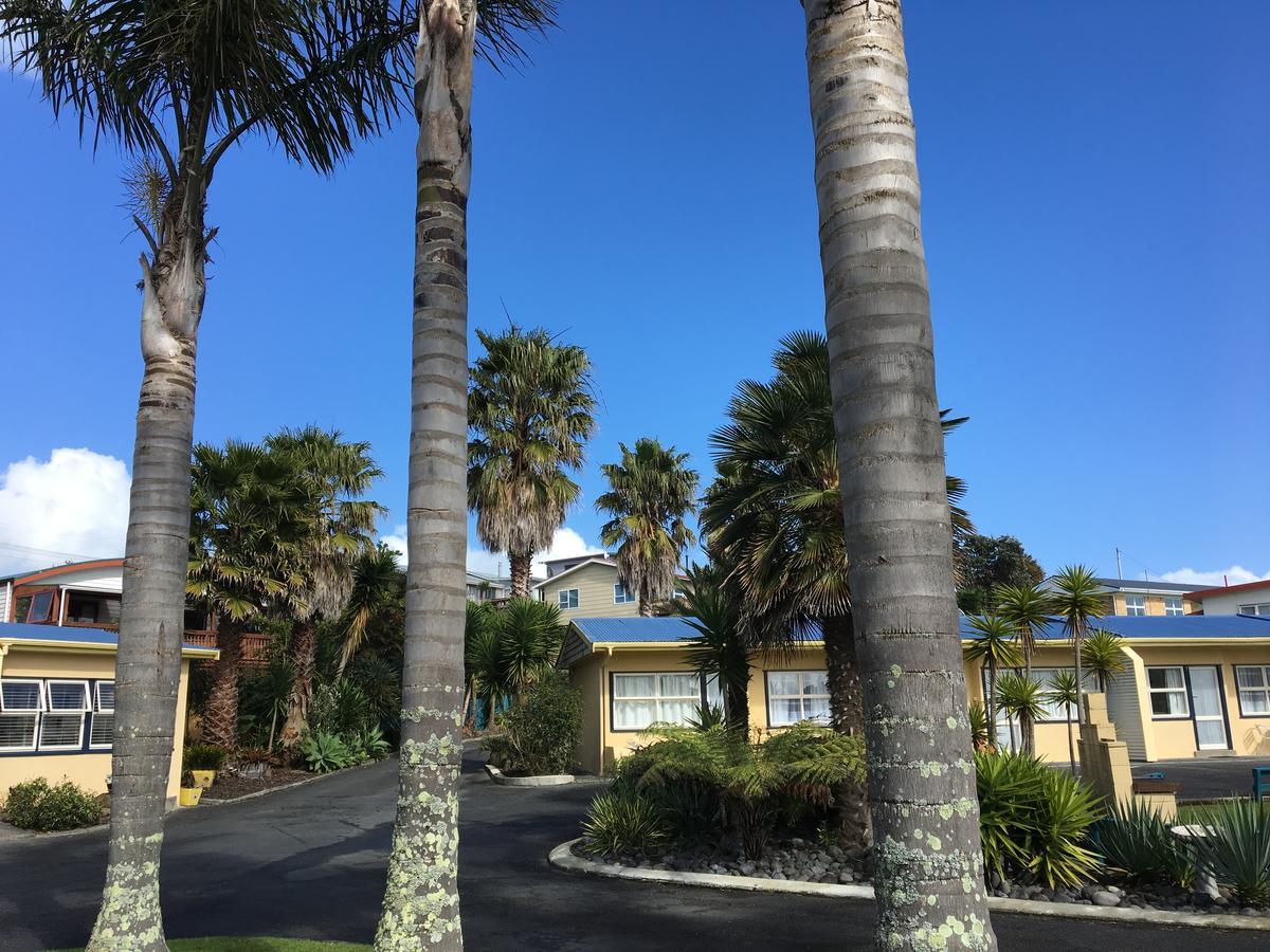 Raglan Palm Beach Motel Exterior photo