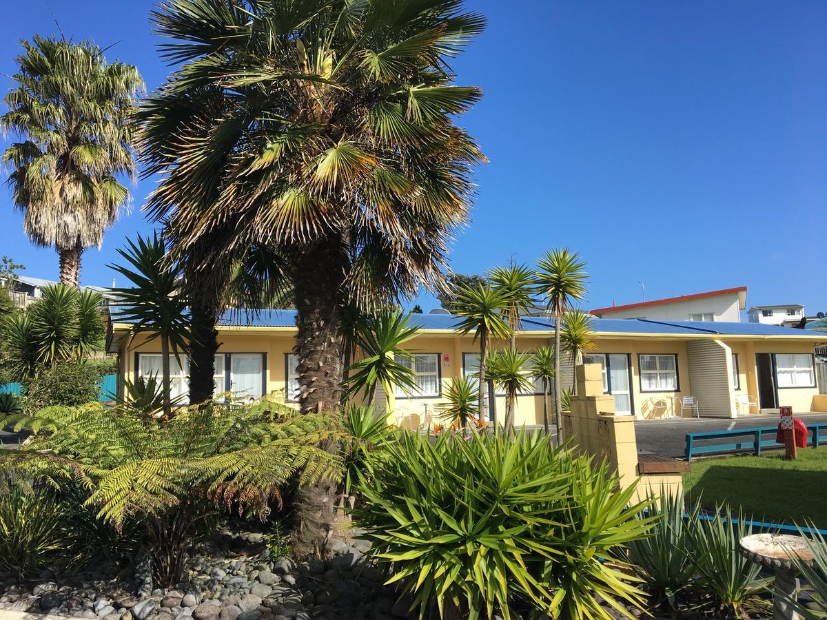 Raglan Palm Beach Motel Exterior photo