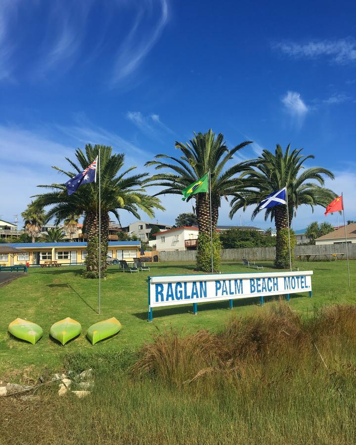 Raglan Palm Beach Motel Exterior photo