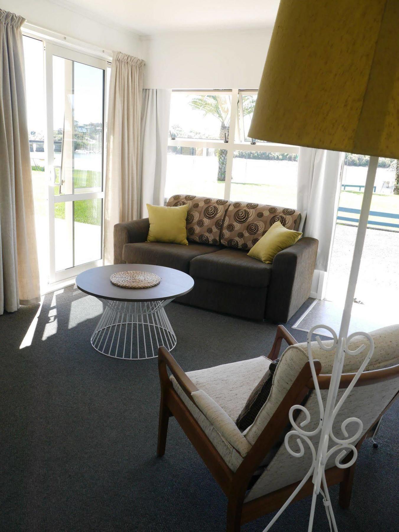 Raglan Palm Beach Motel Exterior photo