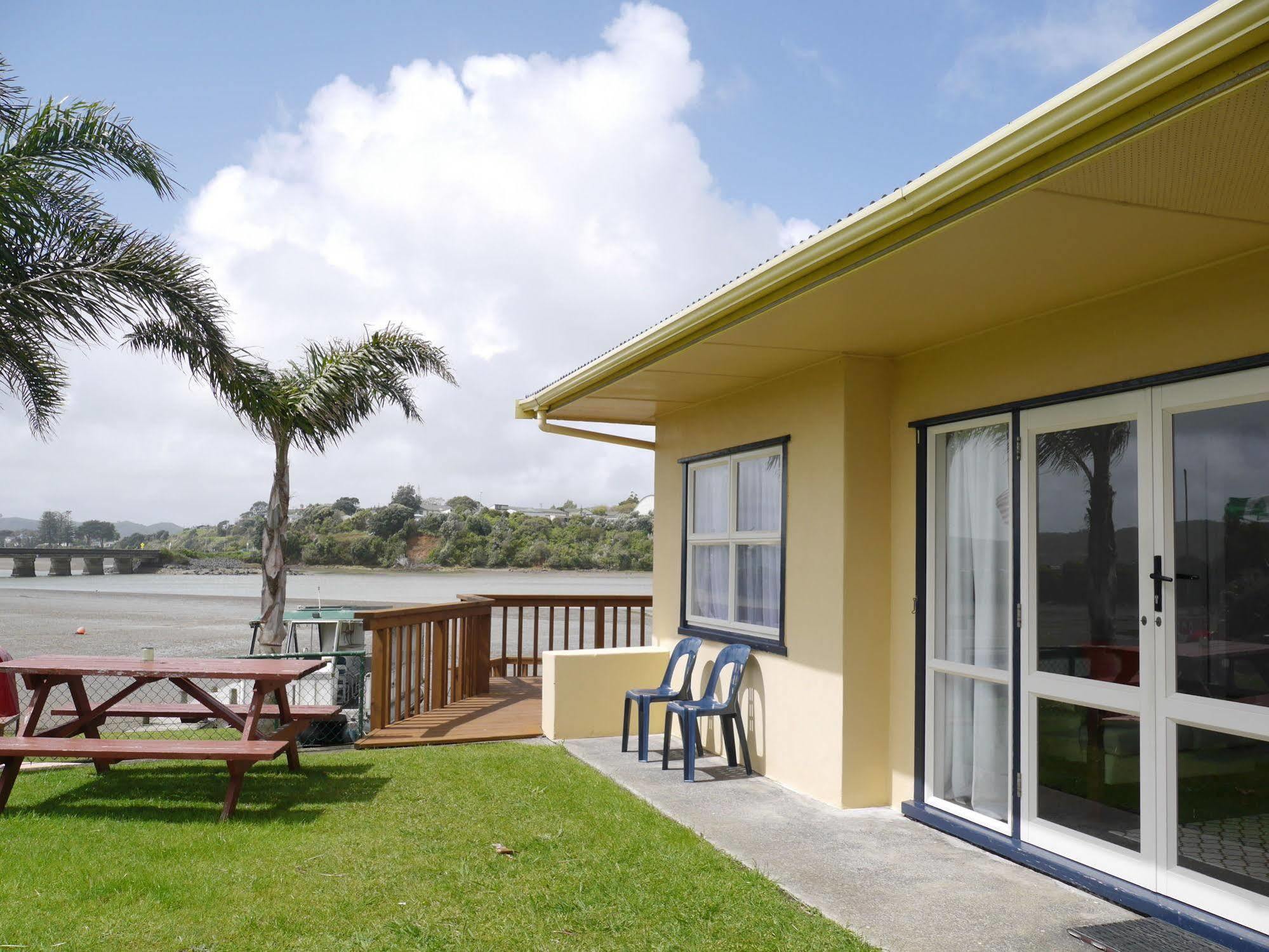 Raglan Palm Beach Motel Exterior photo
