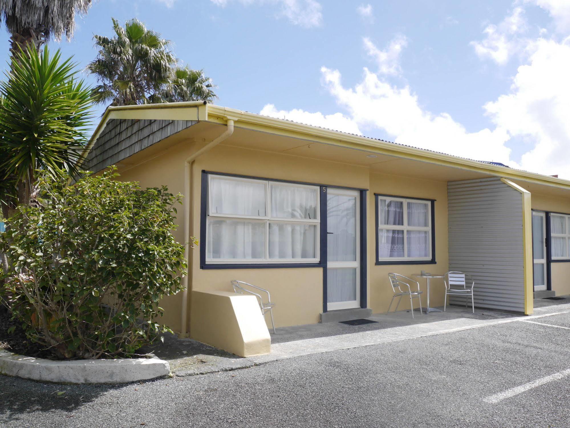 Raglan Palm Beach Motel Exterior photo